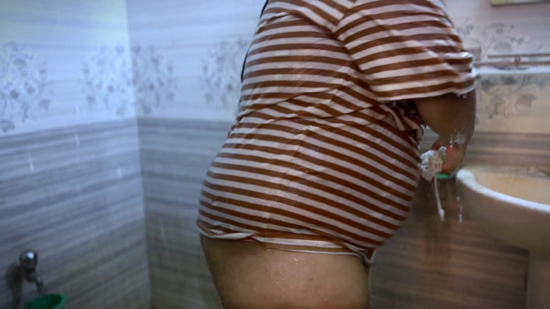 Your Boy's Cum: Bada dodh Wali cacci - 印度大屁股和巨乳性感热辣阿姨在我的厕所里淋浴，然后我抓住了她并记录并操她