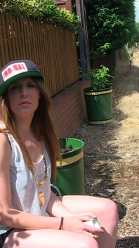 Samatha Bentley mija ao ar livre