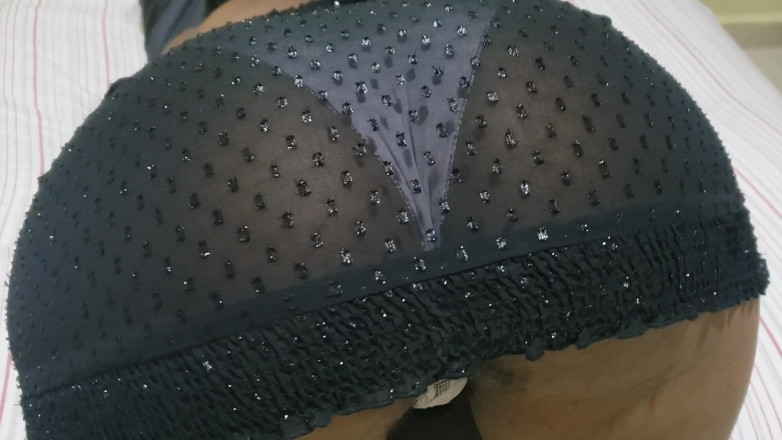 Lovemina: Pequeña morena caliente en un vestido caliente con bragas para...