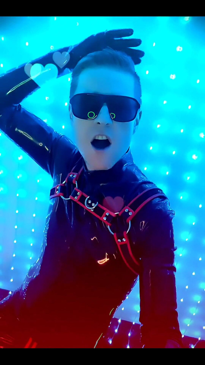 Roman Heart: Vide klip meri nee ril ke lie baahar nikalna