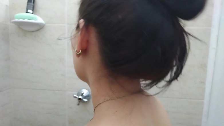 penelop: Adik tiriku seks anal ganas di kamar mandi bagian 1