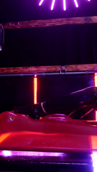 Latexová bohyně škádlí ve Vac posteli