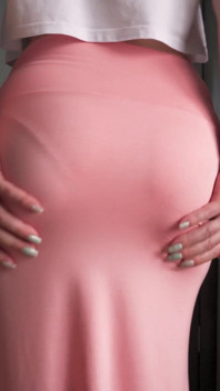 Un fétiche visible en ligne de culotte dans une longue jupe maxi