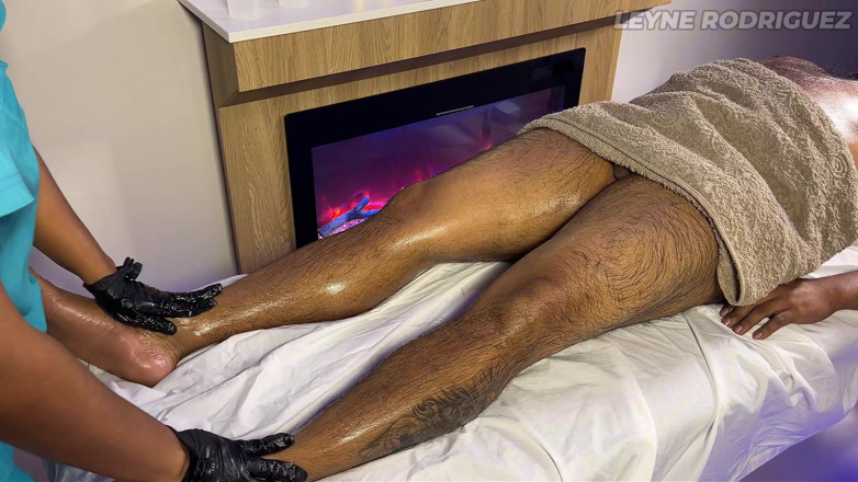Leyne Rodriguez: Kali pertama Latina Leyne Rodriguez amatur sebenar mencuba Nuru Gel