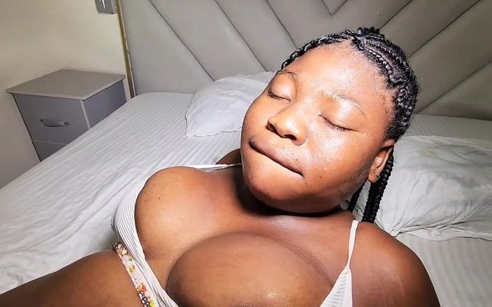 Afro Fuck Queens: हॉट अफ्रीकी तीन लोगों की चुदाई, दो बड़ी काली गांड जोती गई
