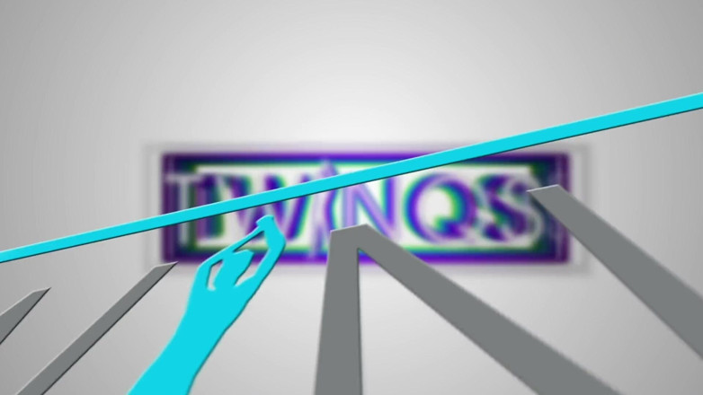 Twin Qs: 穿着白色袜子的热辣twwink Xander炫耀小屁眼！