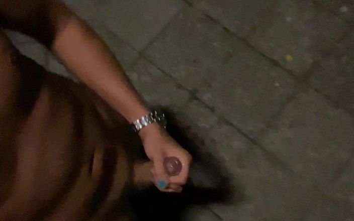 Twinkboy82: Joven alemán se masturba desnudo afuera en la calle y...