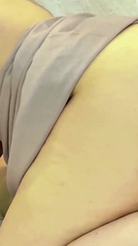 Creo que la esposa de mi vecina con grandes tetas quiere quedar embarazada. Ella quiere mi semen en su coño