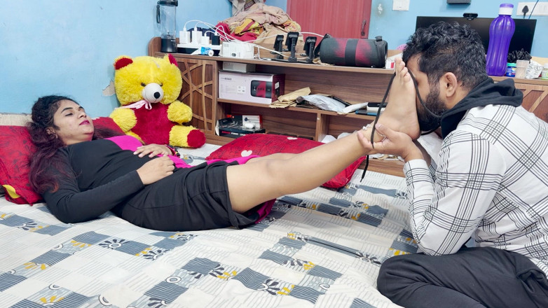 Vaishnavysharunraj: Malayali Boss Girl Feet Massage by Boy Staff