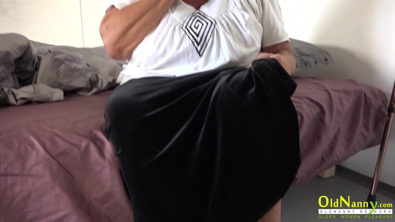 Aged Love: Oldnanny hedwig lezbiyen arkadaşıyla mastürbasyon yapıyor