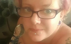 Kay fa un doppio sesso con il suo dildo di vetro