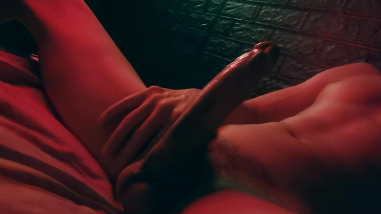 SEXY_GUYBEST: Sehr leidenschaftlich masturbiert einen riesigen schwanz in der Nacht und...