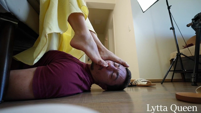 Queen Lytta ballbusting and cum lick: Гаряча дівчина Літта руйнує сімп серце і гаманець спітнілі ноги поклоніння після шопінгу