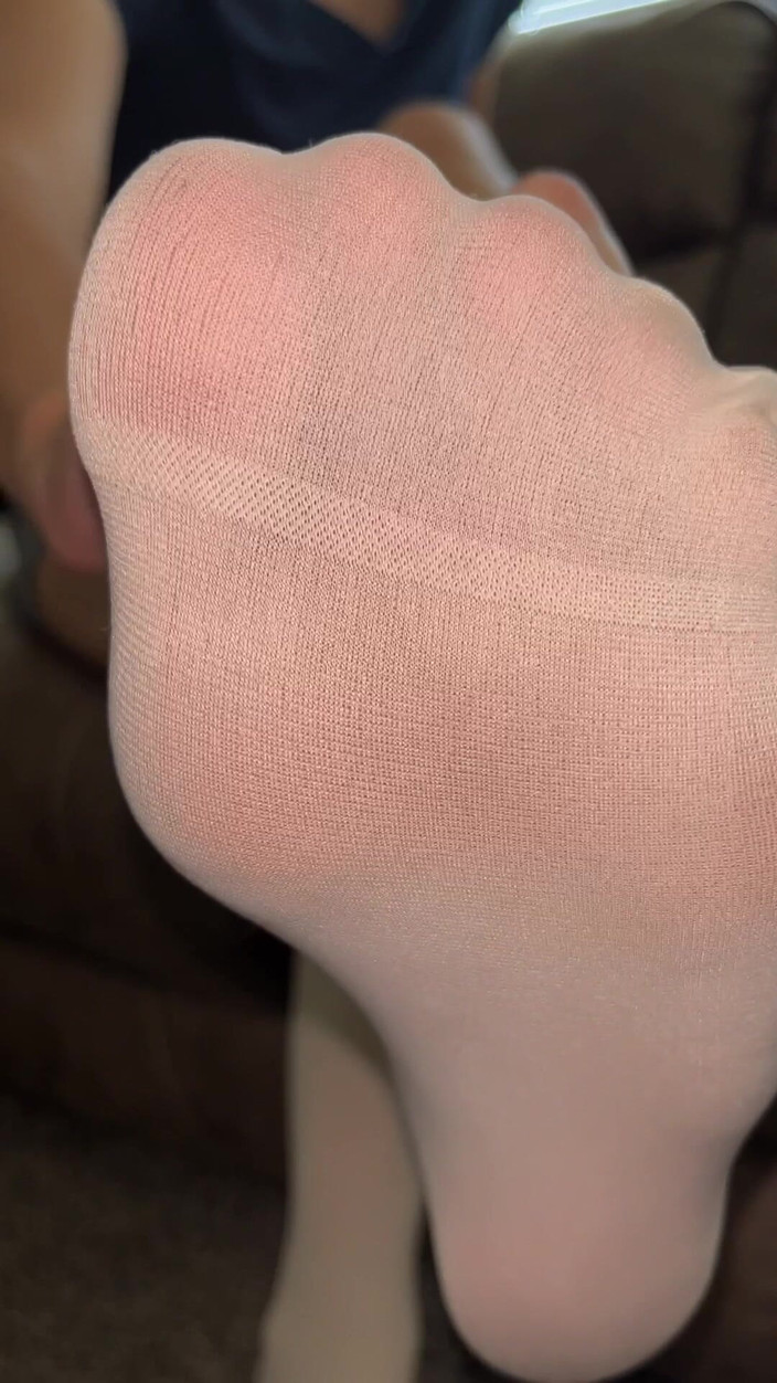 footivities: Vit nylonstrumpa retas i din ansikts POV