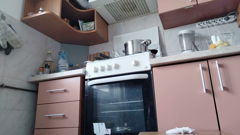 Mirsur: Hotwife menyediakan makanan bogel di dapur. Bini amatur dengan pepek...