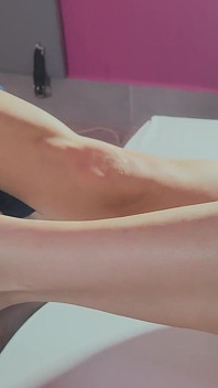복종하는 남자의 입에 발을 쑤셔 넣는 3명의 소녀들.