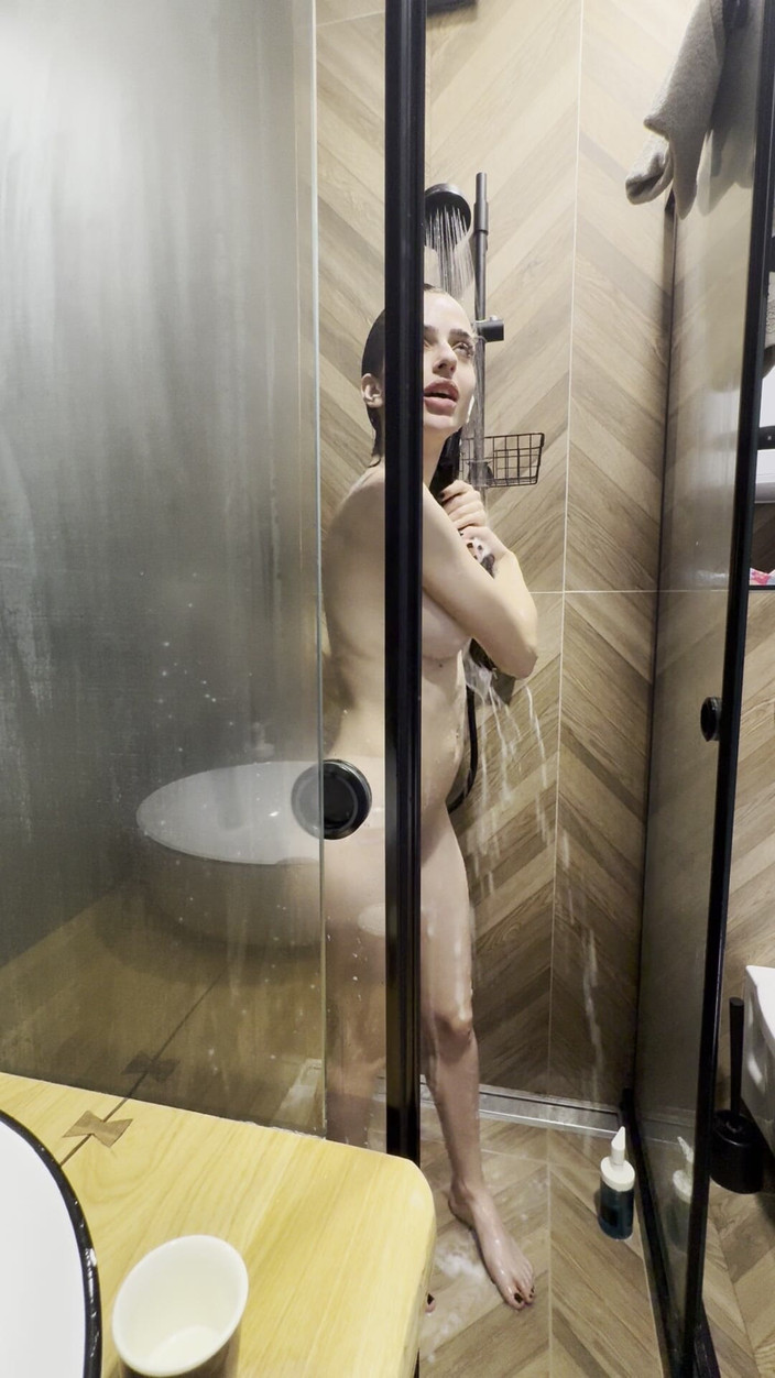 silicone_brunette: 朝のシャワー