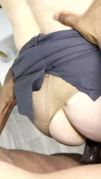 Rijpe vrouw neemt een zwarte pik in haar kont en anale creampie