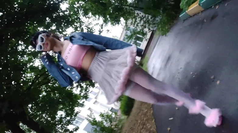 Ponny Letany: Ponei roz sissy în ciorapi sexy pozând în public și sărind pe cameră