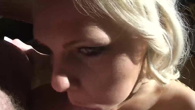 Kinky Angels: Loira rabuda chupando pau duro antes de cavalgar apaixonadamente