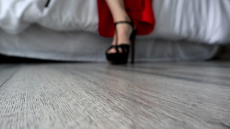 Kinky Lyrical: Strappige stilettos und ein rotes hochschlitzkleid