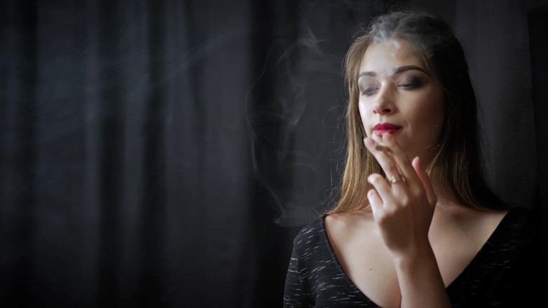 Russian Smokers: बहुत सुन्दर बेब इरीना सिगरेट पीते हुए कैमरे पर पोज दे रही है (hd)