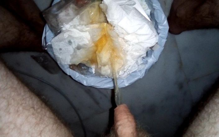 Sex hub male: 존은 깨어나서 휴지통에 오줌을 싸고 있다