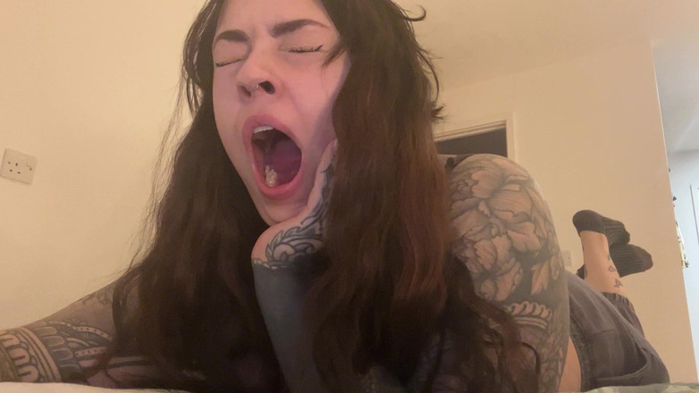 Miss Valentina: Nemůže přestat zívat