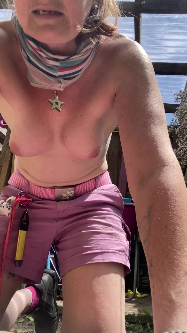 Fai da te in topless nel mio giardino in piena vista del mio vicino! (Rachel Wrigglers) Topless DIY in My Garden in Full View My Neighbour! (Rachel Wrigglers)