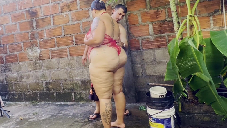 Lexly_16: Jiran saya berjalan ke taman saya dan inilah yang berlaku...