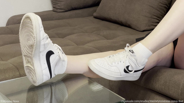 Mistress Nova Feet: Mistress Nova - Vit sneaker retas