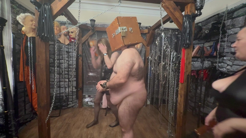 Aaexperinces trans: Parte 1: domina Satana y Dominatrix Carrie toman esclavos durante una...