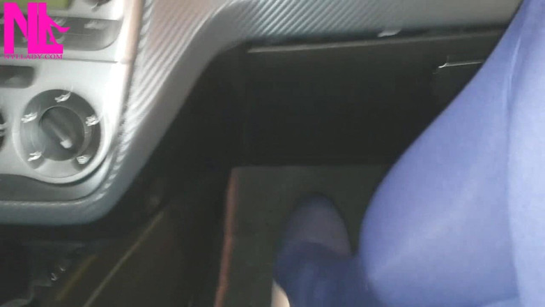 Nyllady: Benzin istasyonunda mavi külotlu çorap ve mavi dairelerde sarkma ve ayakkabı...
