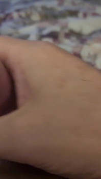 Gay liegt auf der Couch, spielt mit seinem großen Schwanz und wartet auf mein nasses Loch