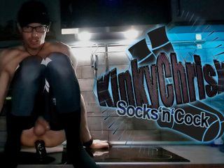 KinkyChrisX: 변태 - 허벅지 높은 양말을 신은 주방 섹스