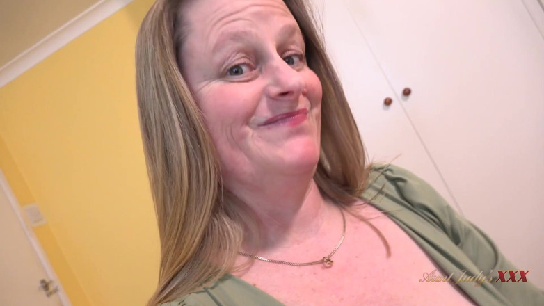 Aunt Judy's XXX: AuntJudysxxx - Marie, TA PROPRIÉTAIRE MILF À FORTE POITRINE VOUS SURPREND AVEC...