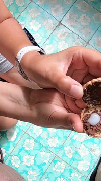 Sucer une bite avec éjaculation sur le biscuit. Avalage de sperme