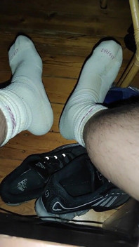 Les chaussures de sport et les chaussettes blanches ressemblent à du Viagra