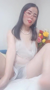 작은 젖탱이의 섹시한 몸매가 있는 그녀의 얇은 드레스를 던지는 모습