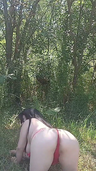 Chica con curvas en lencería sexy caliente pedos al aire libre