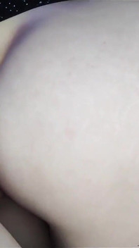 Une MILF juteuse reçoit un joli creampie dans la chatte