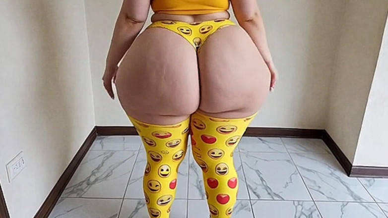 Xprohibidox1: Dicker hintern in hüpfenden Emoji-leggings