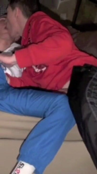 Înregistrare sexuală cu 2 băieți cu adidași acasă
