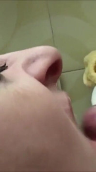 Depois de um mijo meu pau é levado na boca para gozar