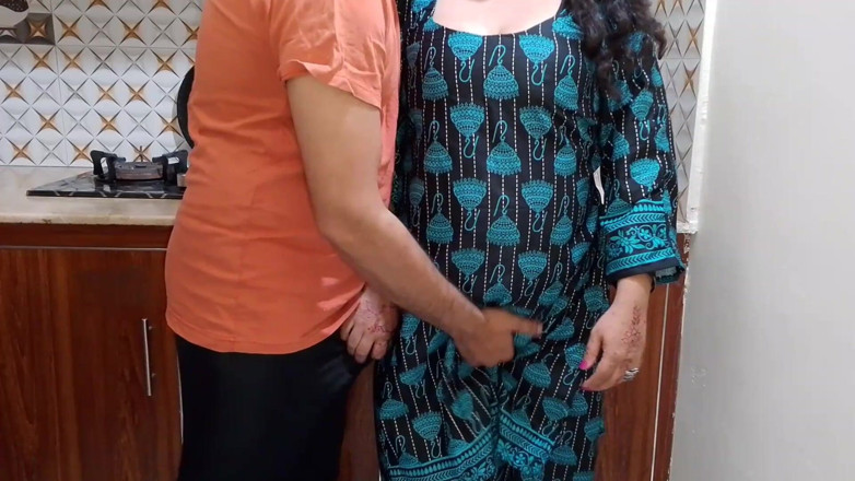 QueenbeautyQB: Desi Bhabhi was aan het koken in de keuken, man...