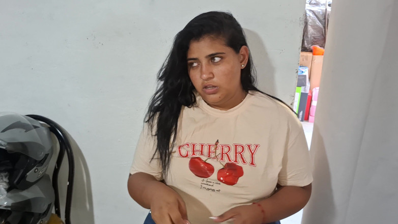 SugarPose: Người giúp việc vú to dọn dẹp nhà khách hàng