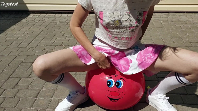Toystest: Tante sange dan fantasi mesumnya. DP Menunggangi Bola Kebugaran