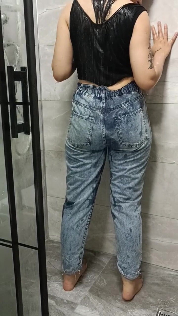 Esmer Tarcin: Basah di Bilik Mandi Pertunjukan Seksi Ko