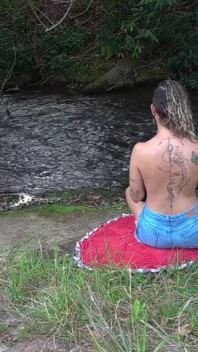 Encontro com um estranho em uma cachoeira termina em sexo.