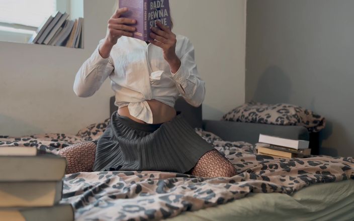Fem Bi: वह पूरा पोर्नो पढ़ती है
